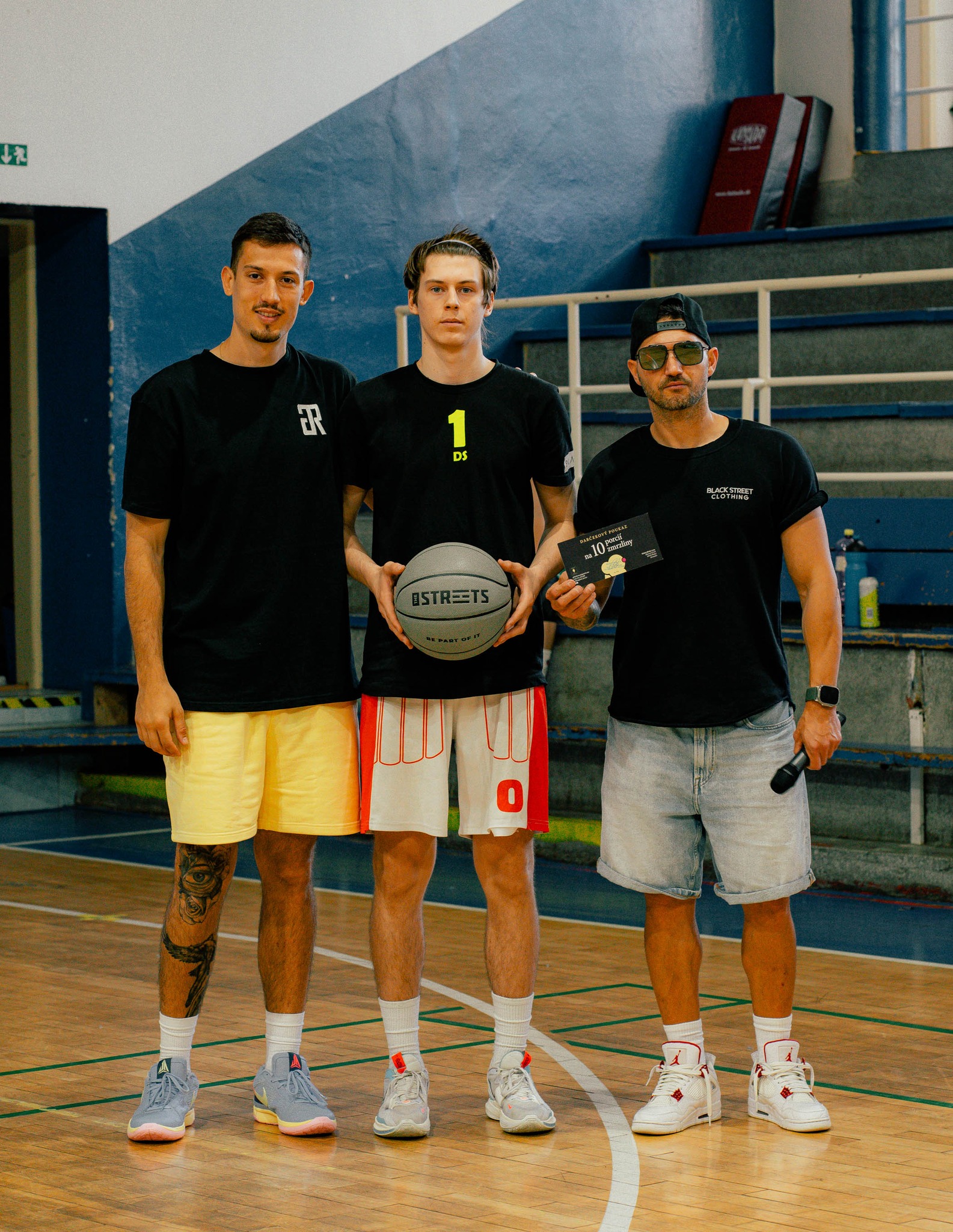 Basketbalová lopta a kôš