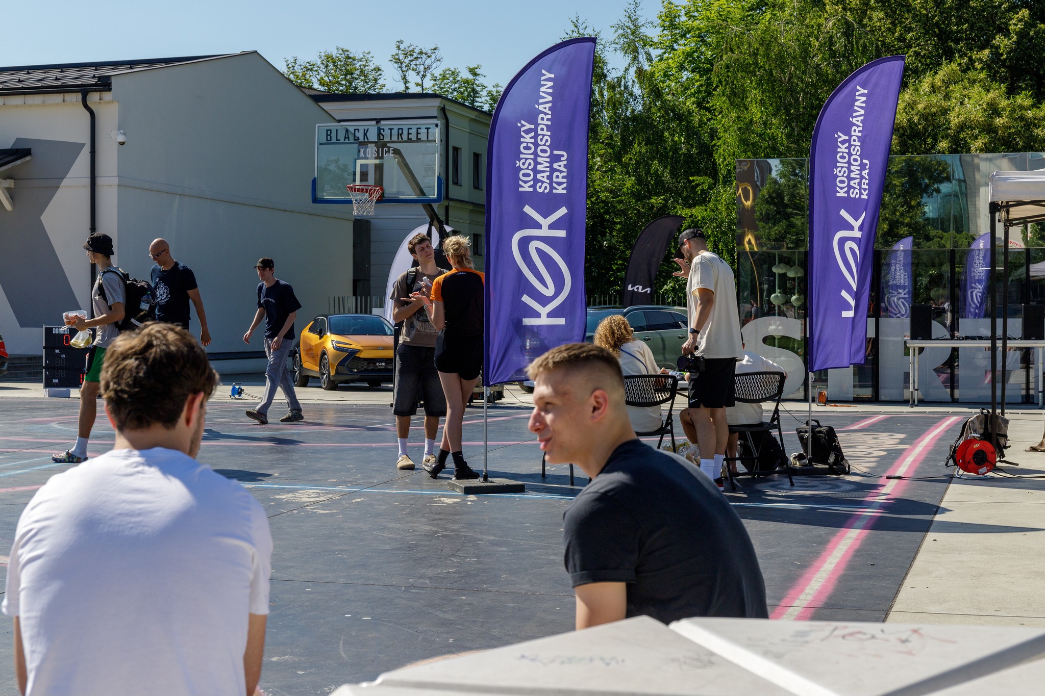 Basketbalová lopta a kôš