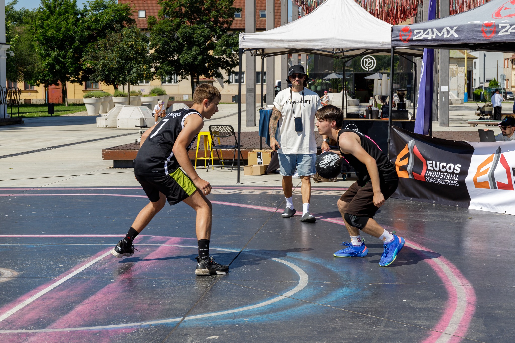 Fanúšikovia povzbudzujúci na basketbalovom zápase