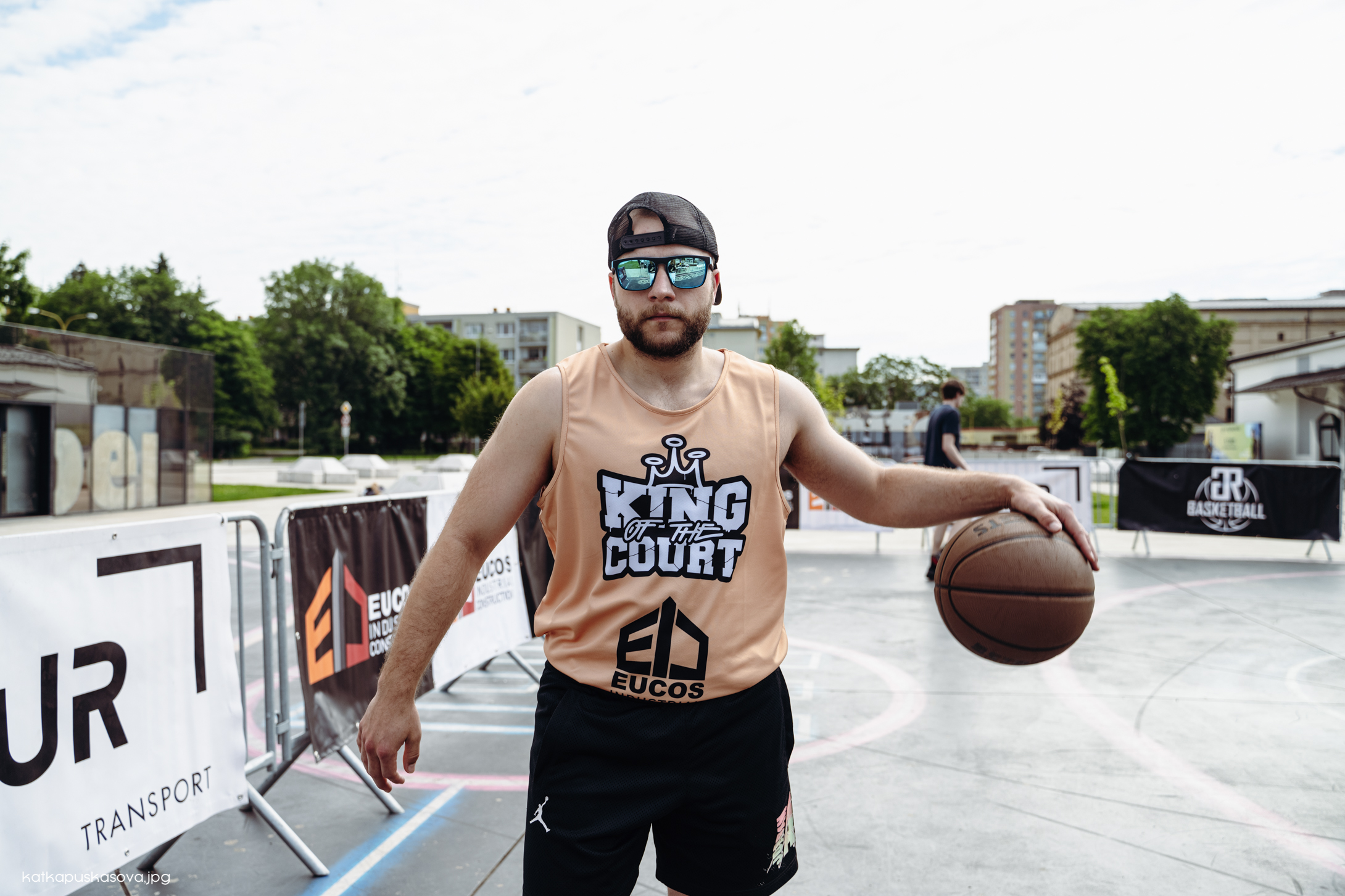 Basketbalová lopta a kôš