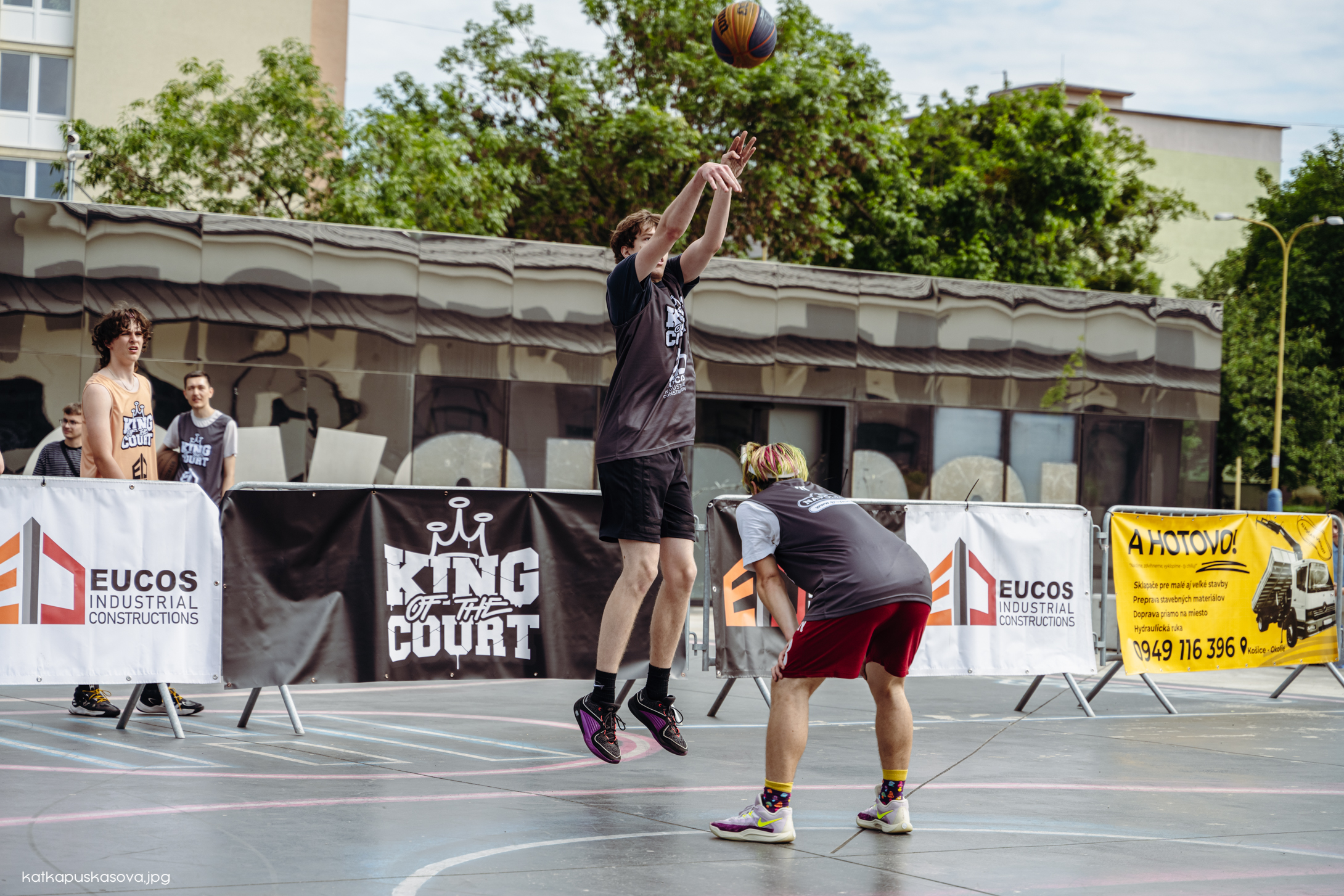 Fanúšikovia povzbudzujúci na basketbalovom zápase